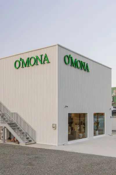 2층 규모의 모던 인더스트리얼 카페 O'MONA